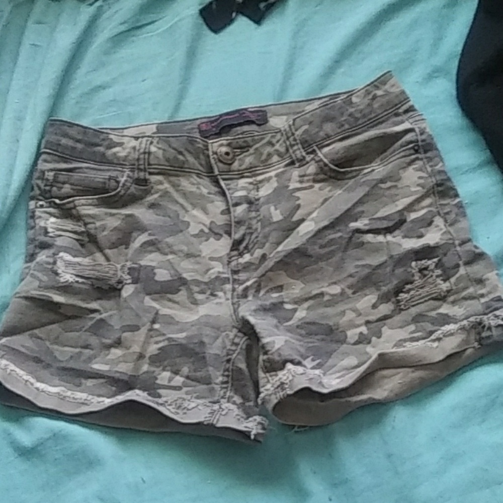Camouflage distressed shorts